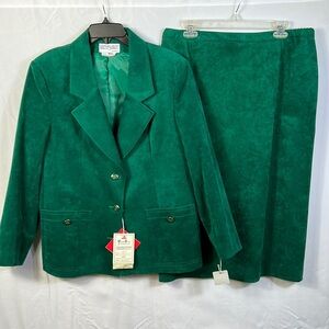 Ultra Suede Blazer & Skirt Set. Emerald Green New Blazer size 14 Skirt Size 16.
